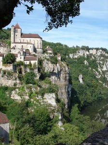 St Cirq surplomb la riviere in Dordogne